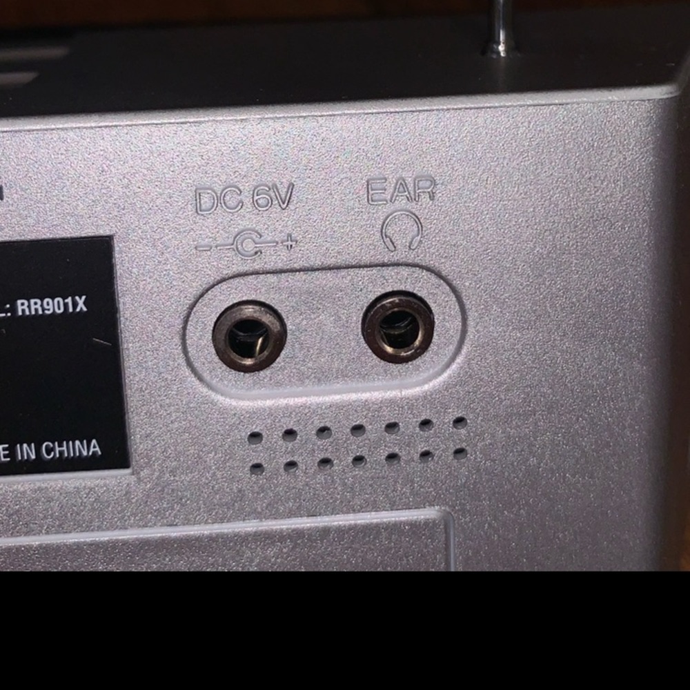 Perry Ellis: AM/FM LCD ALARM CLOCK RADIO - Picture 4 of 5